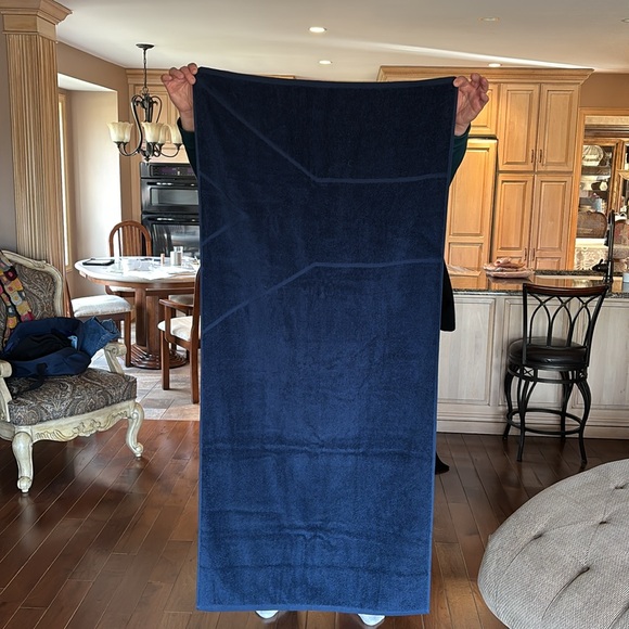 Yves Saint Laurent Navy Blue towel New in box - Picture 4 of 4